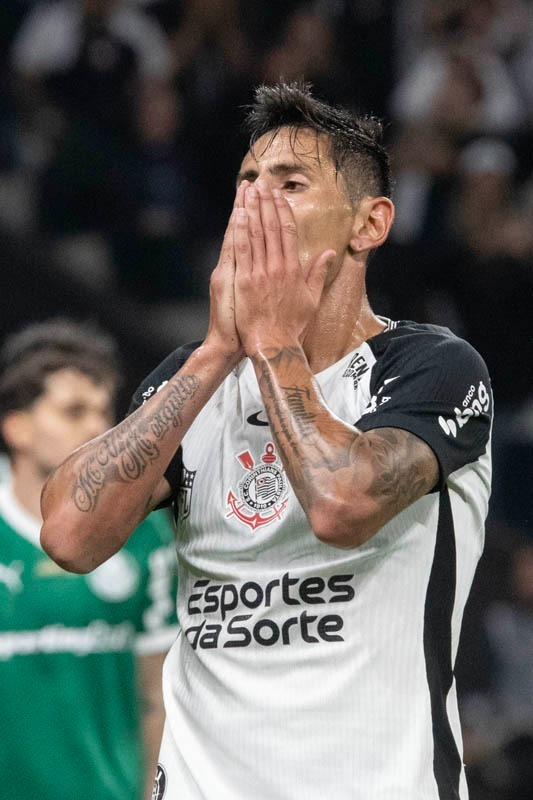 Corinthians sinaliza interesse em renovar com lateral-esquerdo