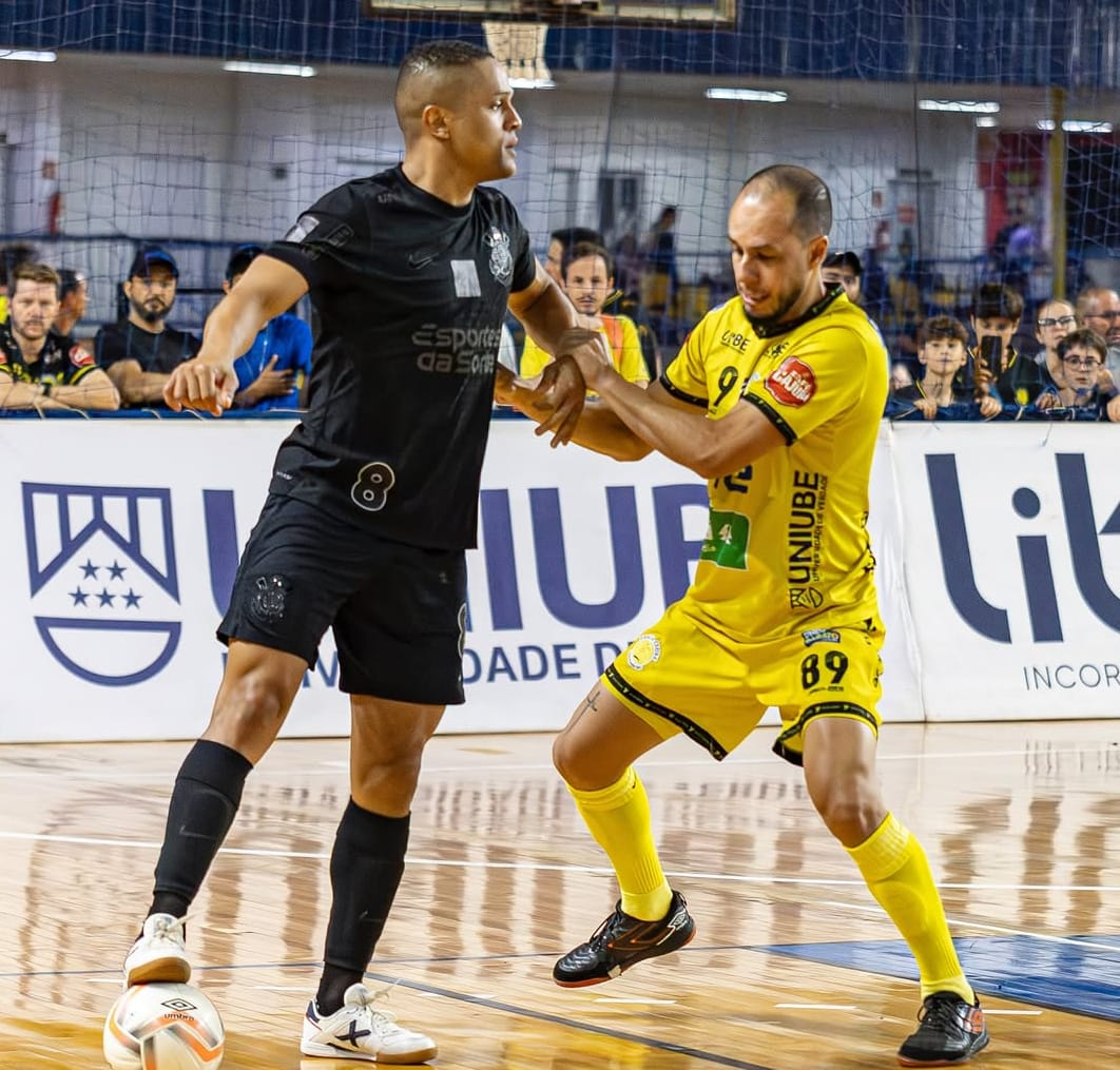 Fora de casa, Corinthians é superado pelo Praia Clube e chega a cinco jogos sem vencer na Liga Nacional de Futsal