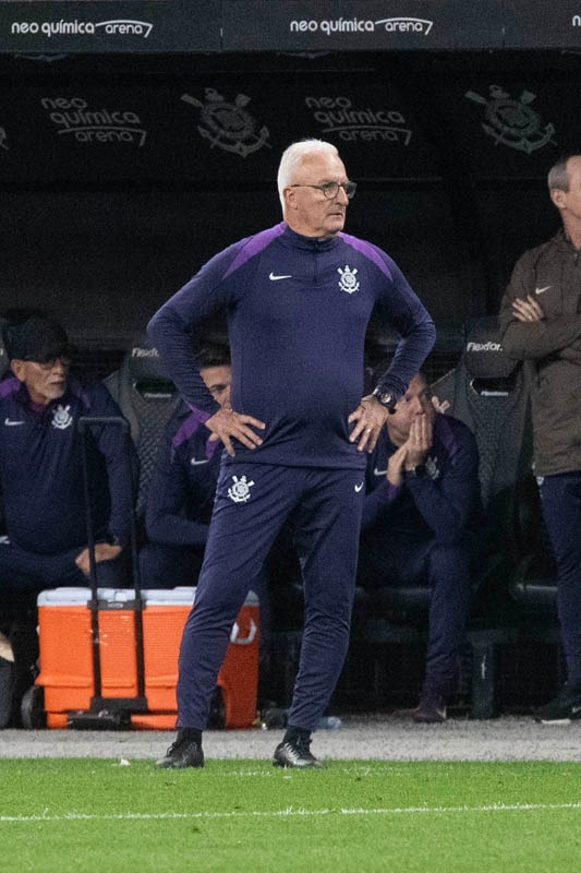 Técnico do Corinthians comenta dificuldades de escalar a equipe com o alto número de desfalques