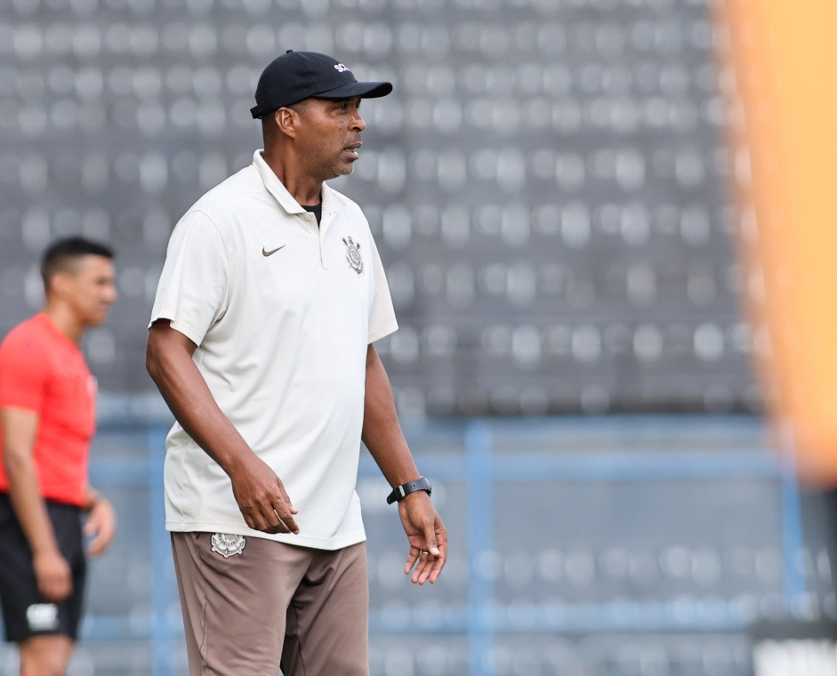 Técnico com passagem recente pelo Sub-20 do Corinthians fala sobre inchaço na base e categoria intermediária
