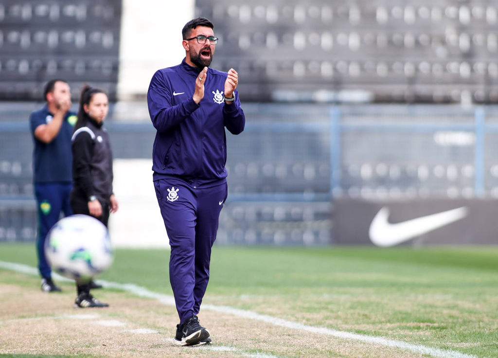 Técnico do Corinthians Sub-17 projeta confronto diante do Flamengo e pede foco aos jogadores