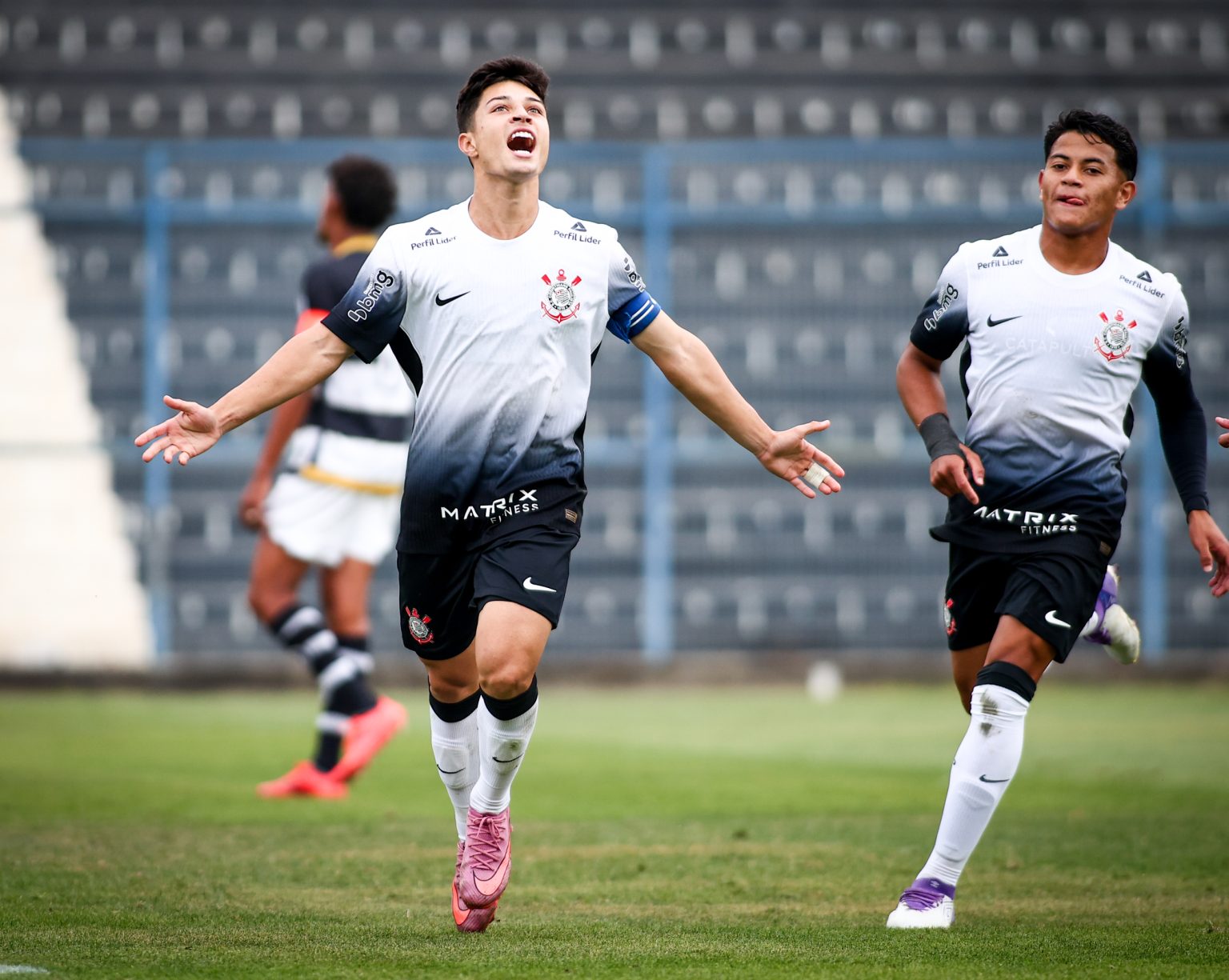 Corinthians acerta renovação de contrato com lateral-direito que vive último ano de base