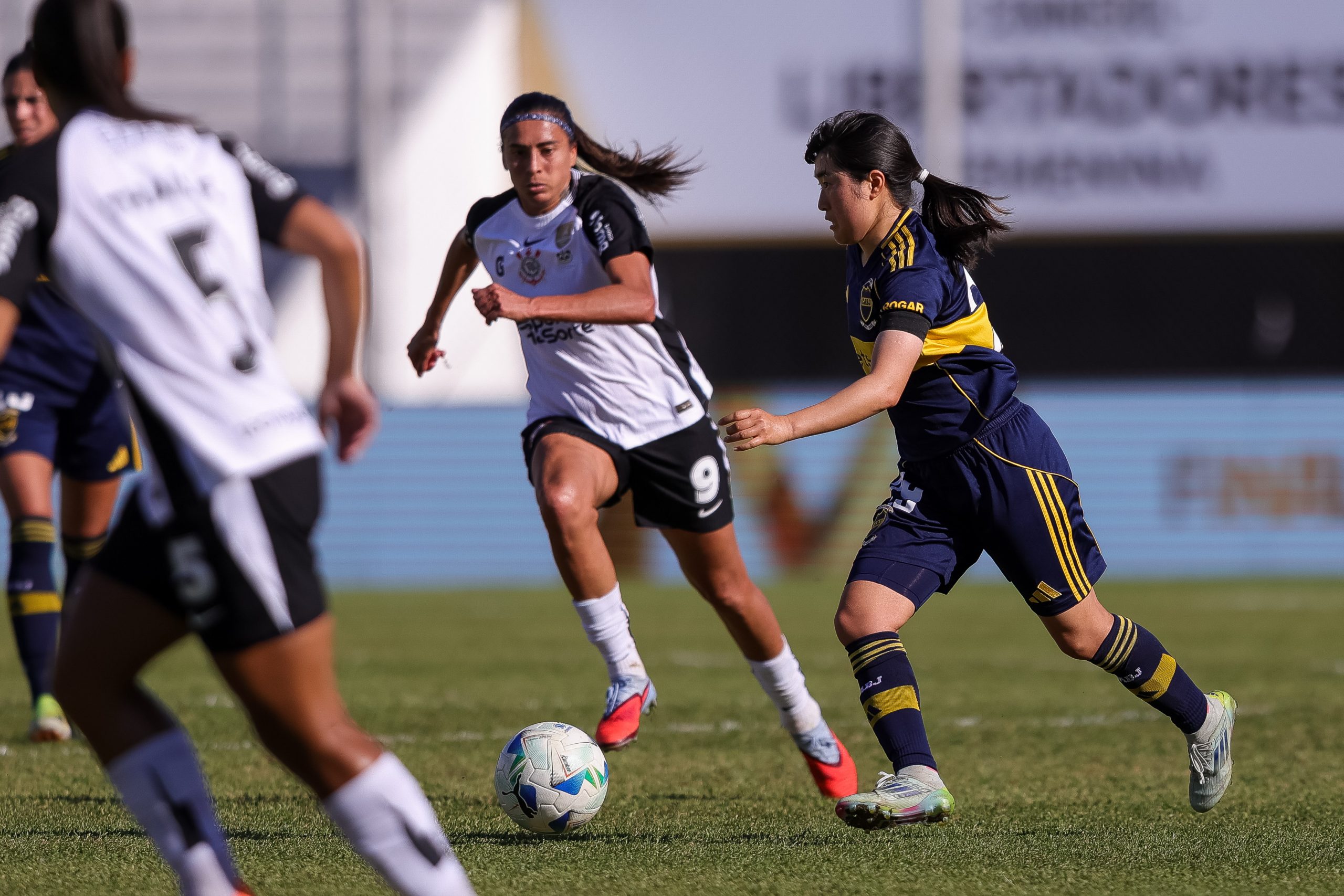 Meia-atacante vê evolução ofensiva no Corinthians e projeta sequência na Libertadores Feminina