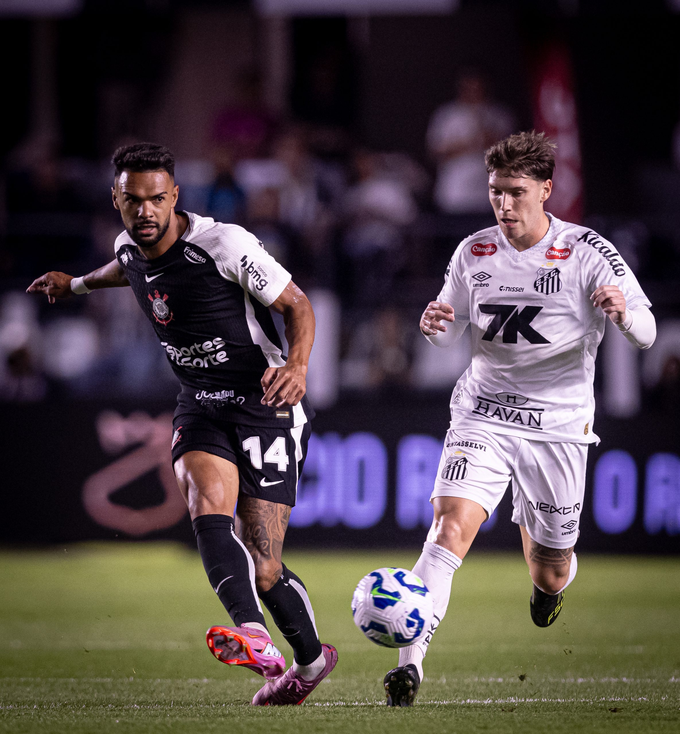 Volante recebe homenagem do Corinthians por 100 jogos com a camisa do clube