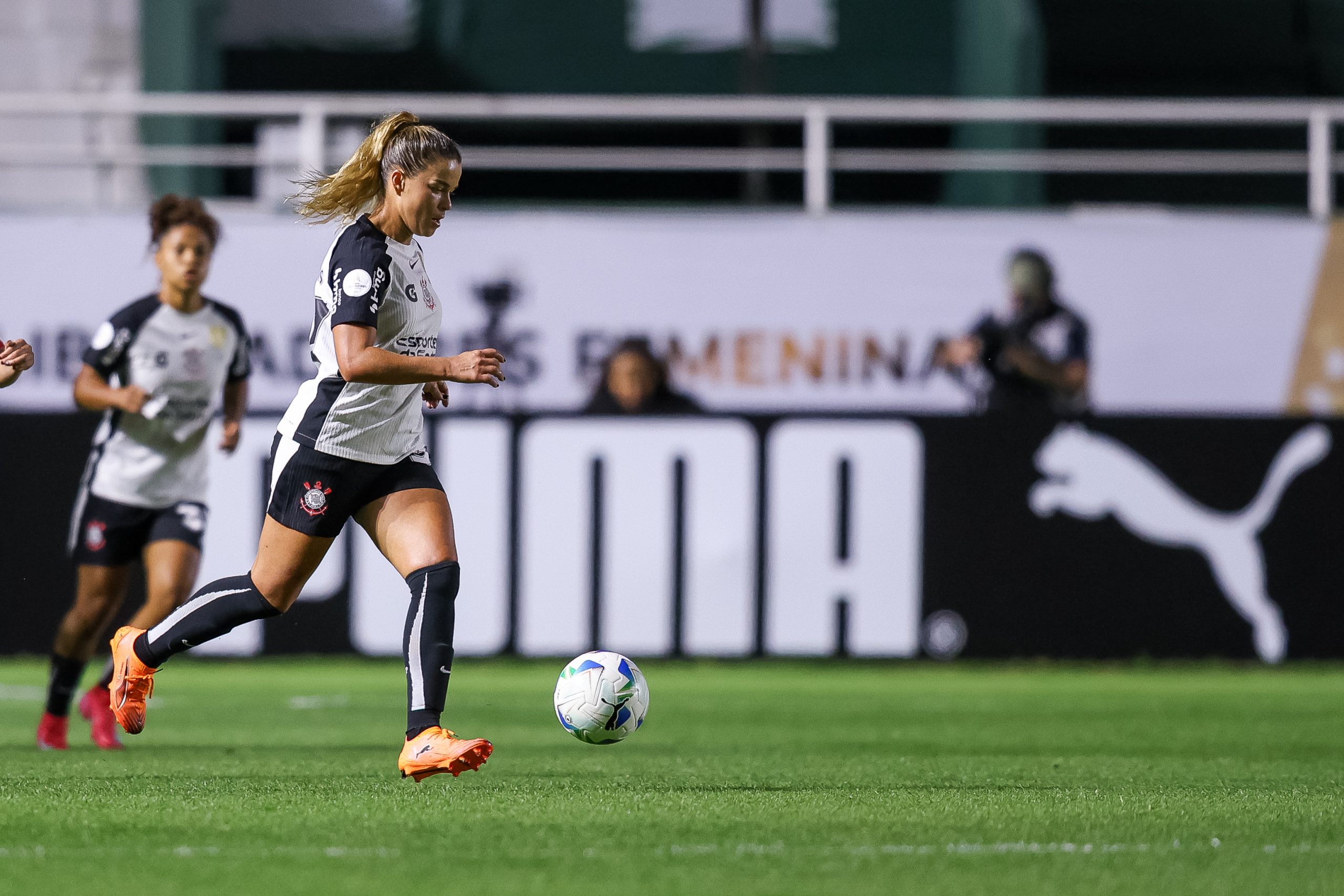 Tamires chega à marca de 200 partidas com a camisa do Corinthians na vitória pela Libertadores