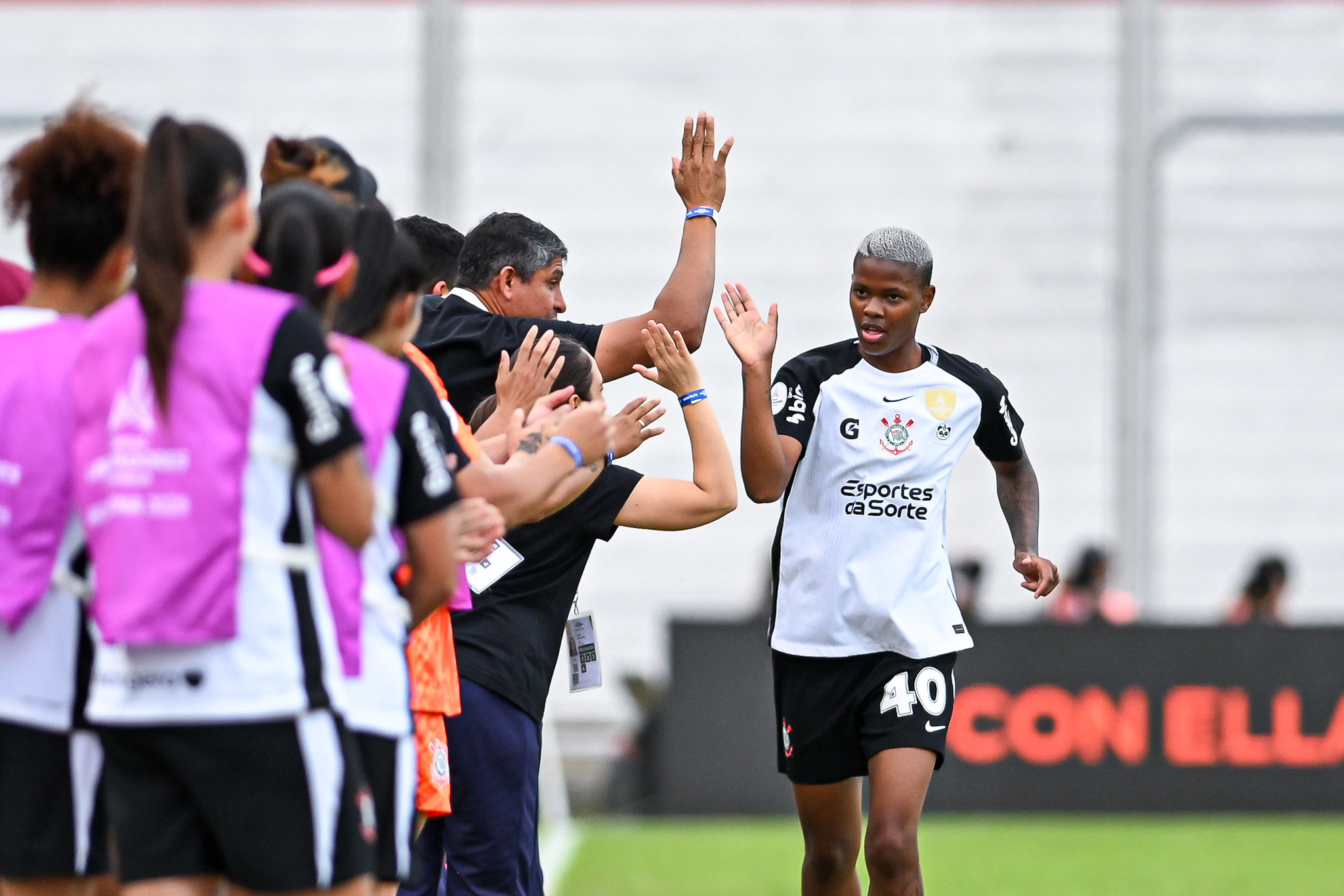 Atacante do Corinthians comemora gol e projeta jogo decisivo pela Libertadores Feminina