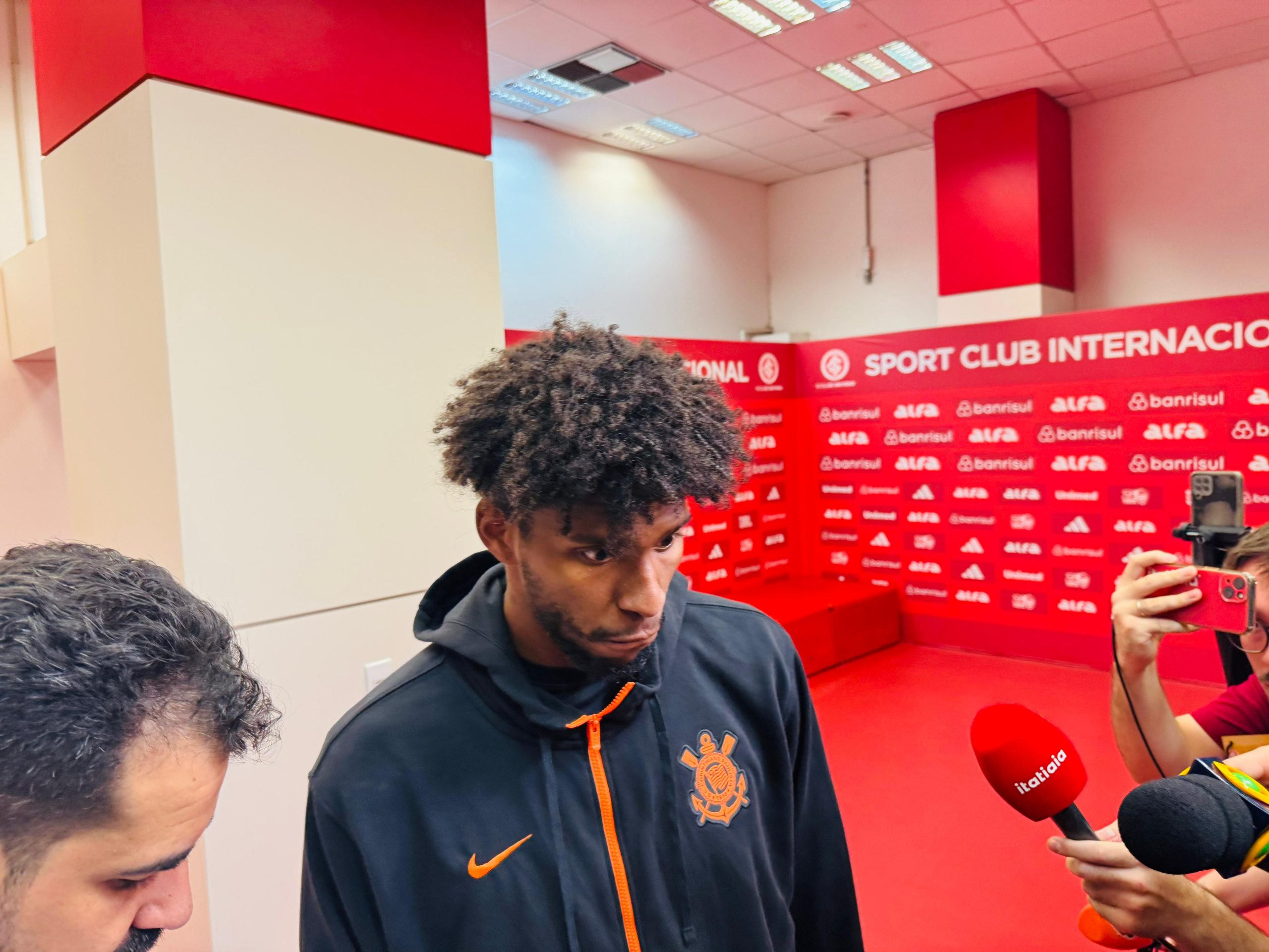 Hugo Souza comenta convocação e possível desfalque no Corinthians em clássico contra o Santos