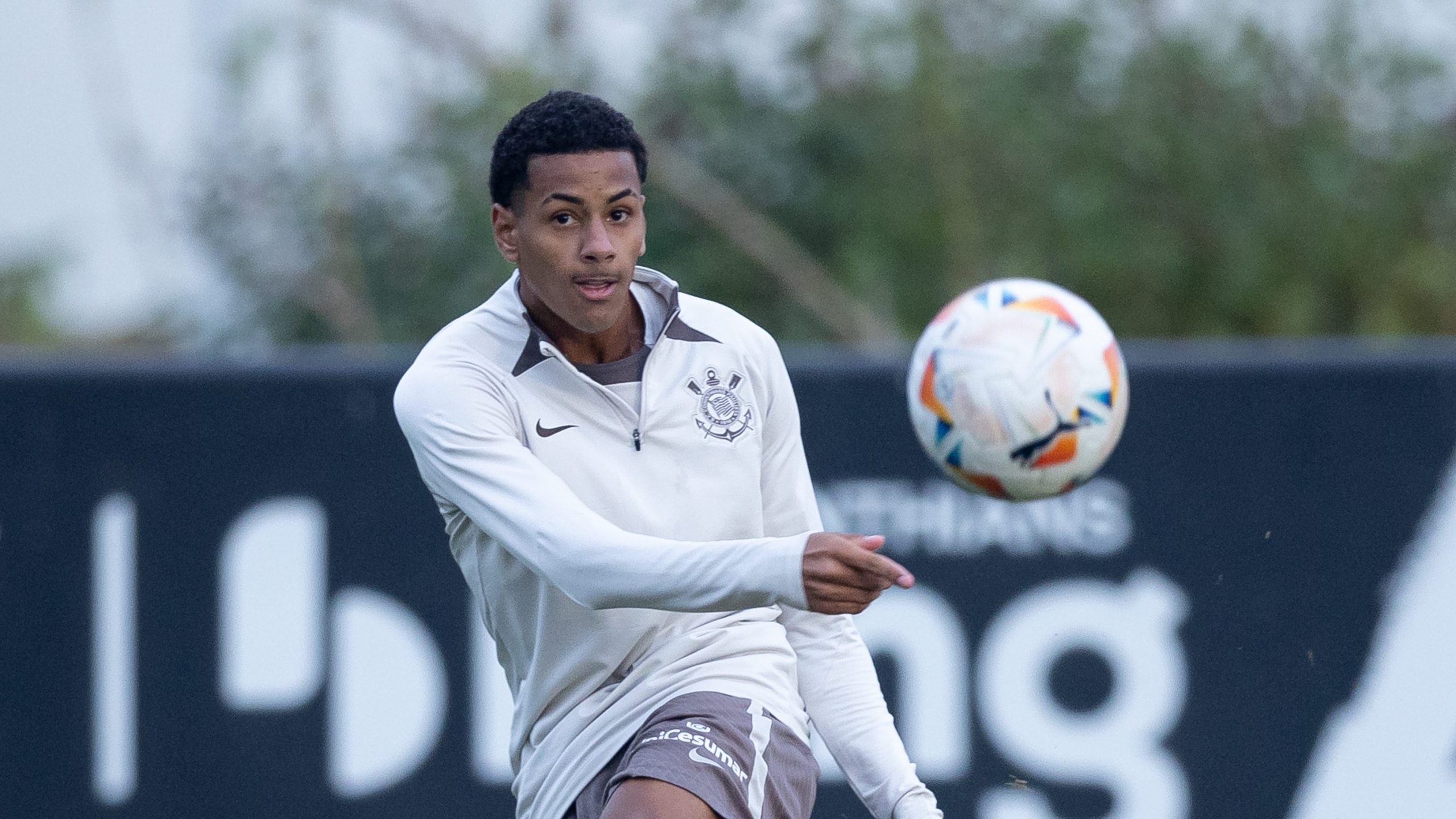 Lateral do Corinthians vendido ao Chelsea faz recuperação na Inglaterra após cirurgia no joelho