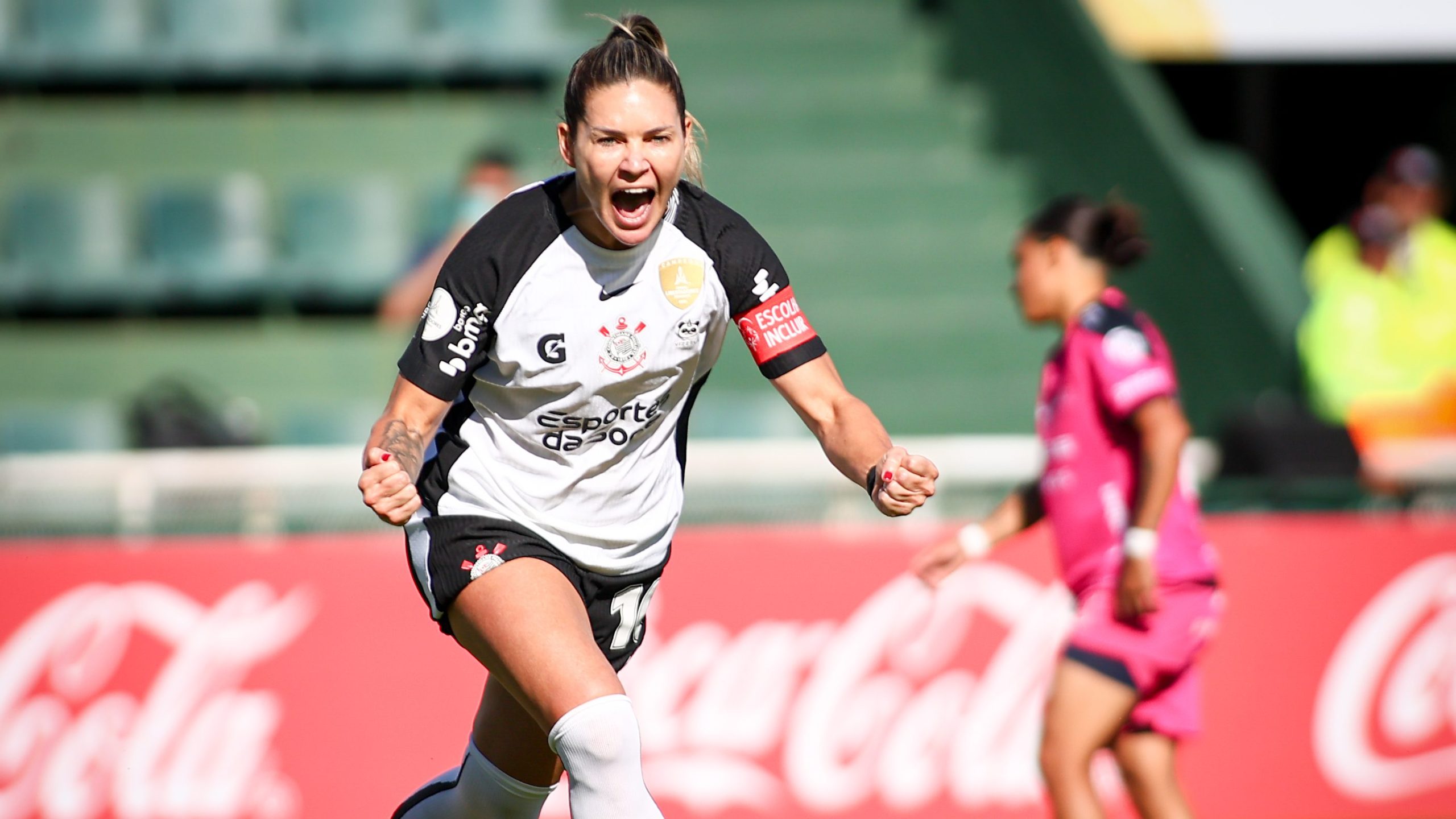 Meia-atacante iguala Grazi e se torna a segunda maior artilheira da história do Corinthians