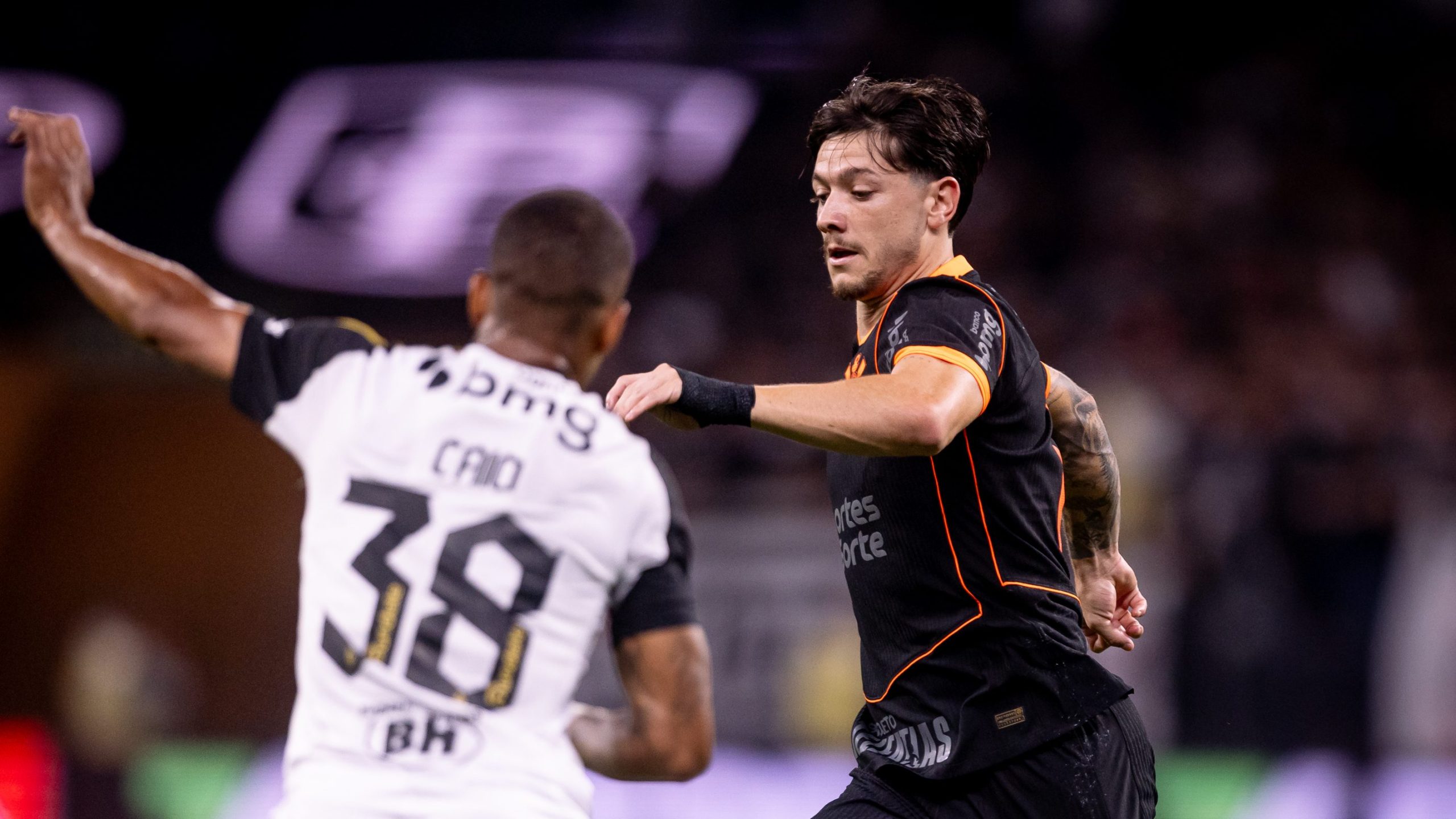 Garro volta a ser titular pelo Corinthians após mais de um mês e contribui com assistência