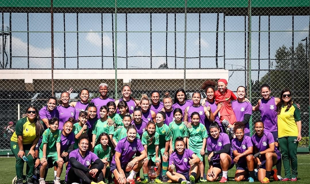 Atletas do Corinthians tem encontro com jogadoras da base do Defensa y Justicia