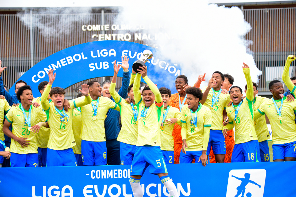 Atletas da base do Corinthians conquistam Liga Evolução Sub-15 com a Seleção Brasileira