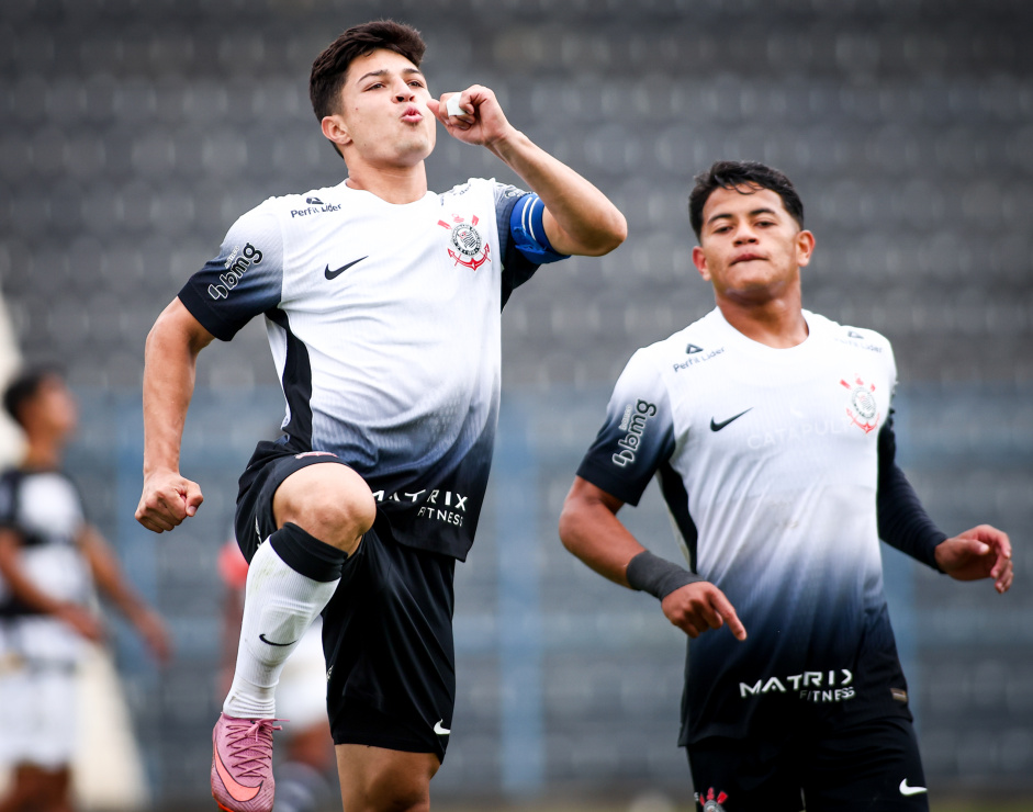 Corinthians se aproxima de renovação contratual com trio que vive último ano de base