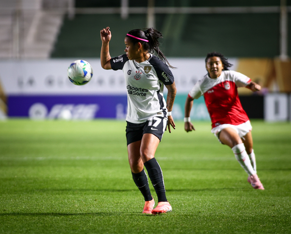 Meio-campista do Corinthians segue disponível para a Libertadores Feminina após exames no joelho