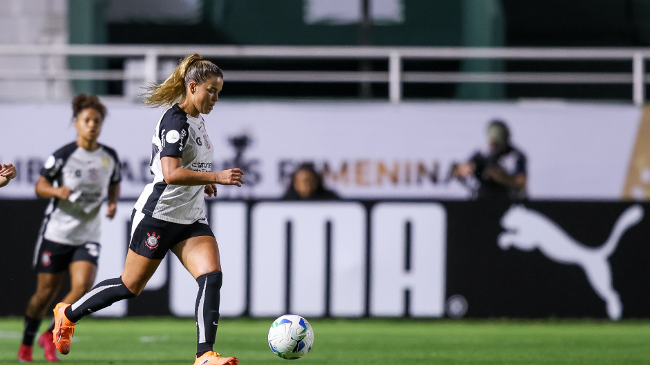 Tamires celebra marca expressiva com a camisa do Corinthians
