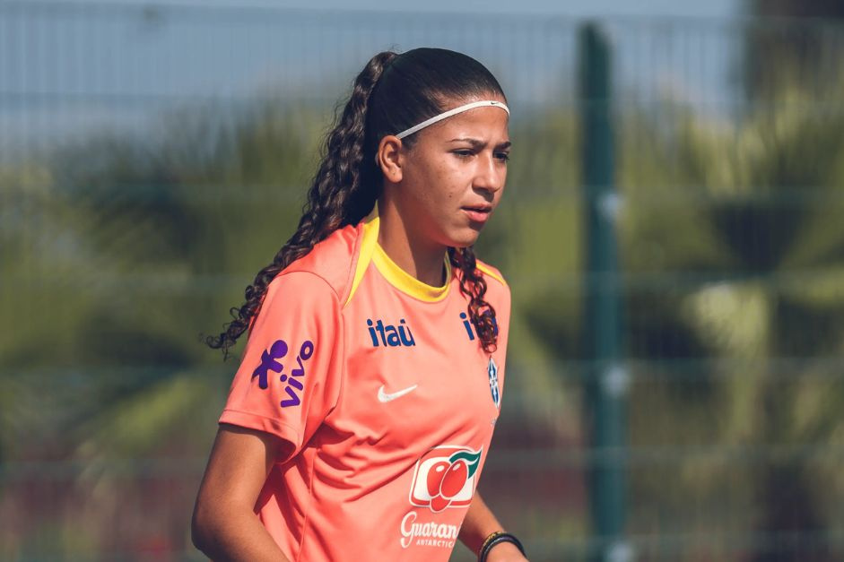 Volante da base do Corinthians fala sobre convocação para a Seleção Brasileira Feminina Sub-17 e estreia na Copa do Mundo