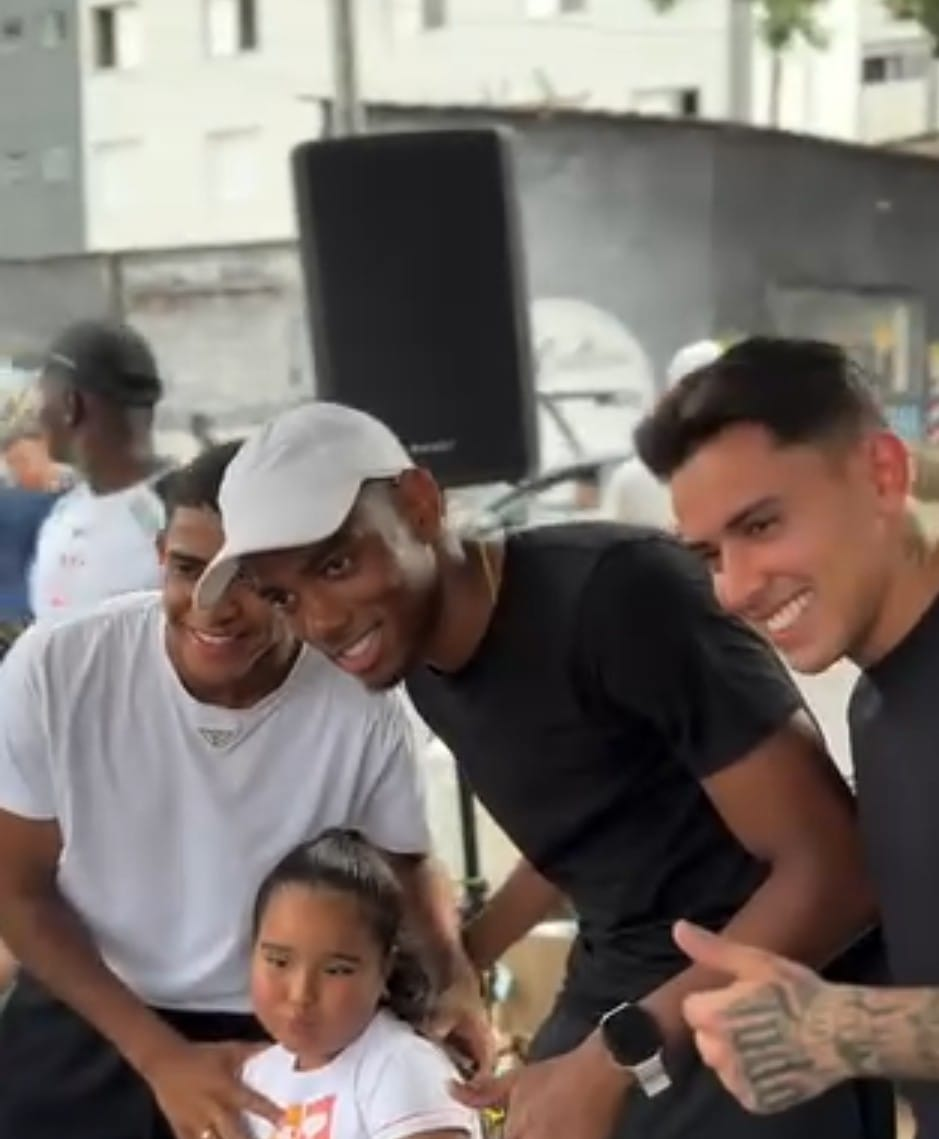Jogadores do Corinthians participam de ações em alusão ao Dia das Crianças