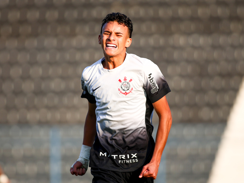 Destaque do Sub-17 do Corinthians recebe atenção especial do técnico Dorival Júnior