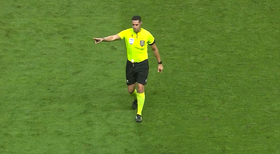 Áudio do VAR mostra mudanças de opinião em pênalti do Internacional contra o Corinthians