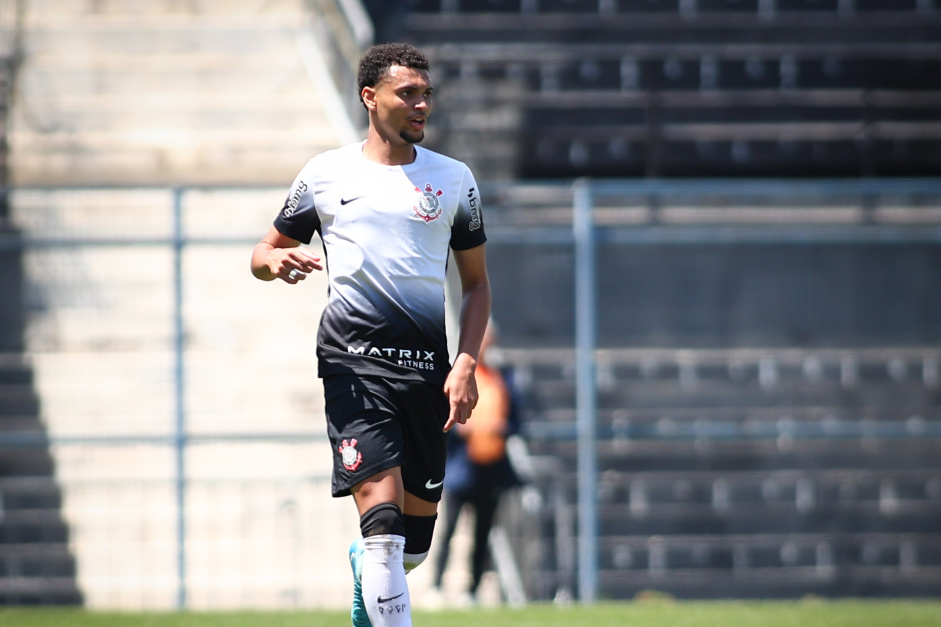 Titular do Sub-17 faz primeiro treinamento com o time profissional do Corinthians