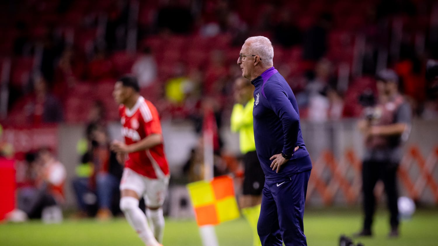 Técnico do Corinthians vê estratégia bem sucedida no empate contra o Internacional e não poupa críticas à arbitragem