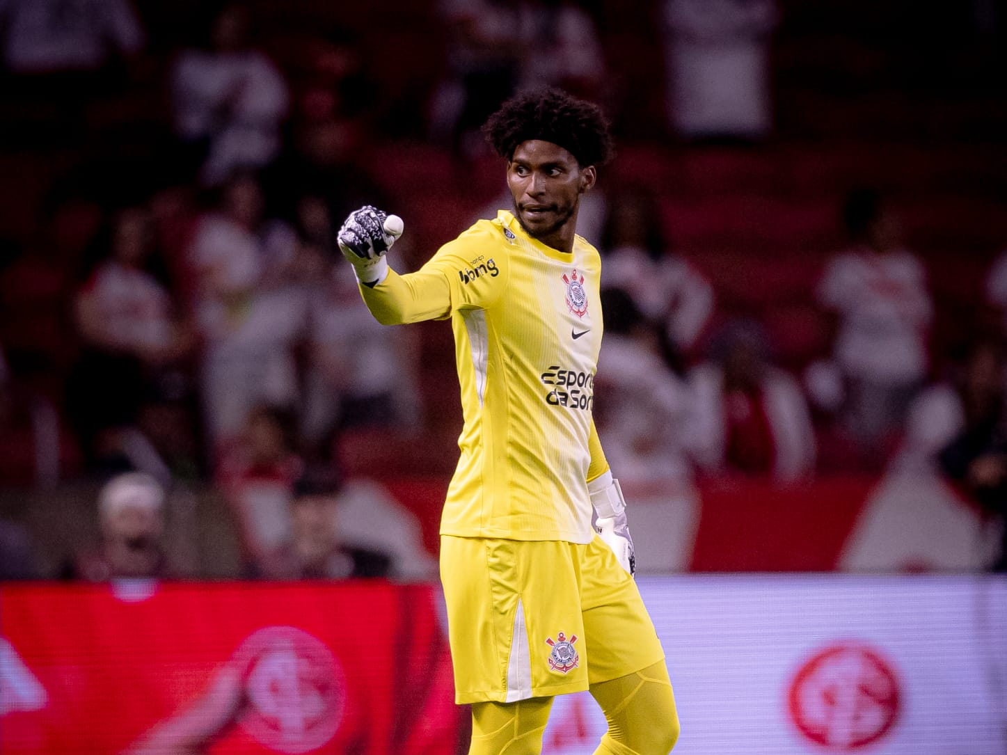 Goleiro do Corinthians comenta gol anulado do Internacional e discussão com Romero na última partida