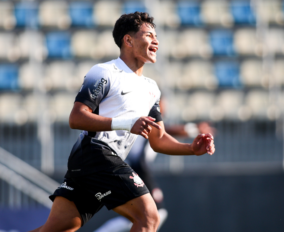 Destaque do Sub-20 do Corinthians participa de treinamento com o elenco profissional