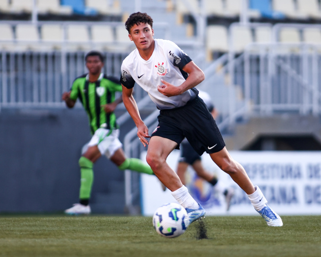 Defensores da base do Corinthians assinam contrato profissional com o clube