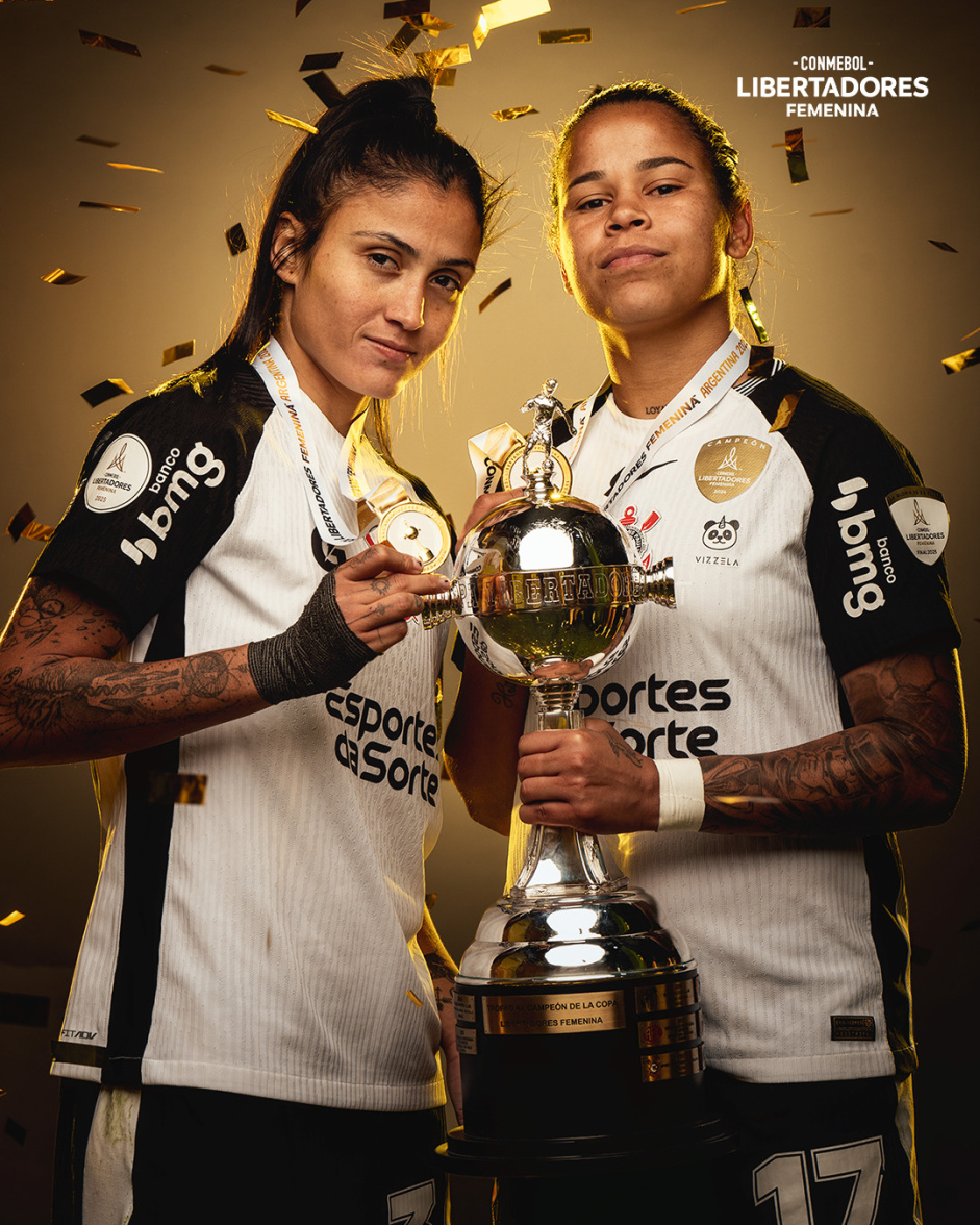 Atletas do Corinthians fazem ensaio de fotos com a taça da Libertadores Feminina