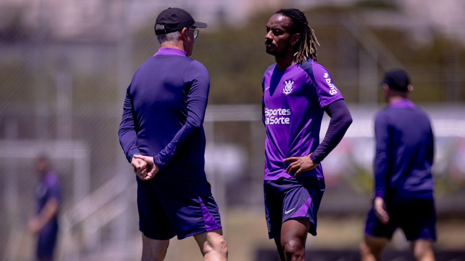 Meio-campista treina entre os titulares e pode ser novidade contra o Vitória no Brasileirão