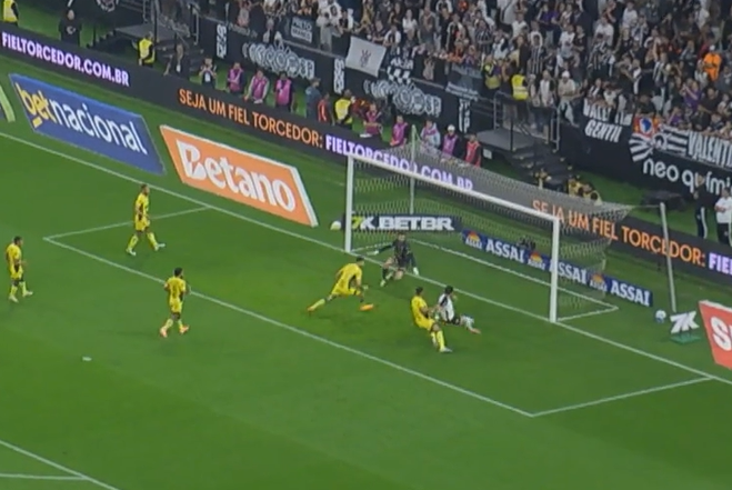 Áudios do VAR explicam decisão de pênalti para o Corinthians e cartão amarelo para Reinaldo