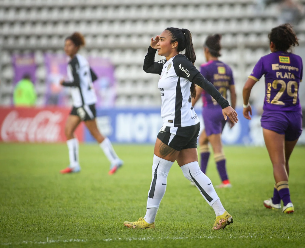 Zagueira celebra gols marcados e projeta duelo decisivo do Corinthians na Libertadores Feminina