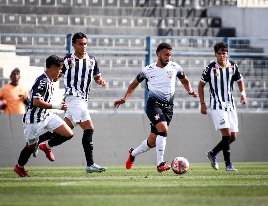 Em reta final de contrato, volante do Sub-20 do Corinthians é chamado por Dorival Júnior para treinamentos no profissional