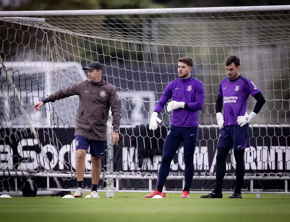 Preparador de goleiros do Corinthians pode ser punido por até seis jogos após denúncia pelo STJD