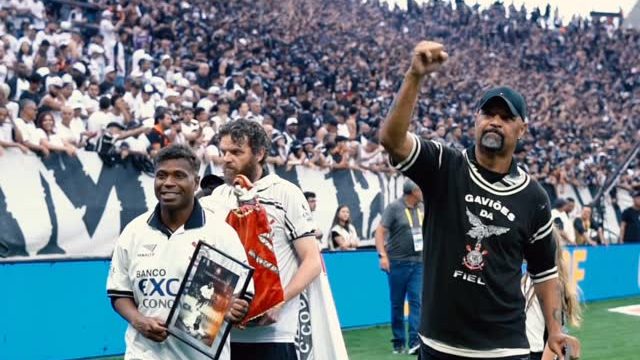 Dinei manda recado para jogadores e comissão do Corinthians: 