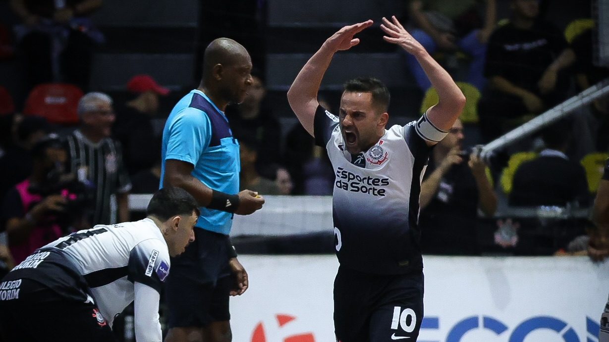 Deives agradece apoio da torcida e comenta emoção em despedida no ginásio do Corinthians