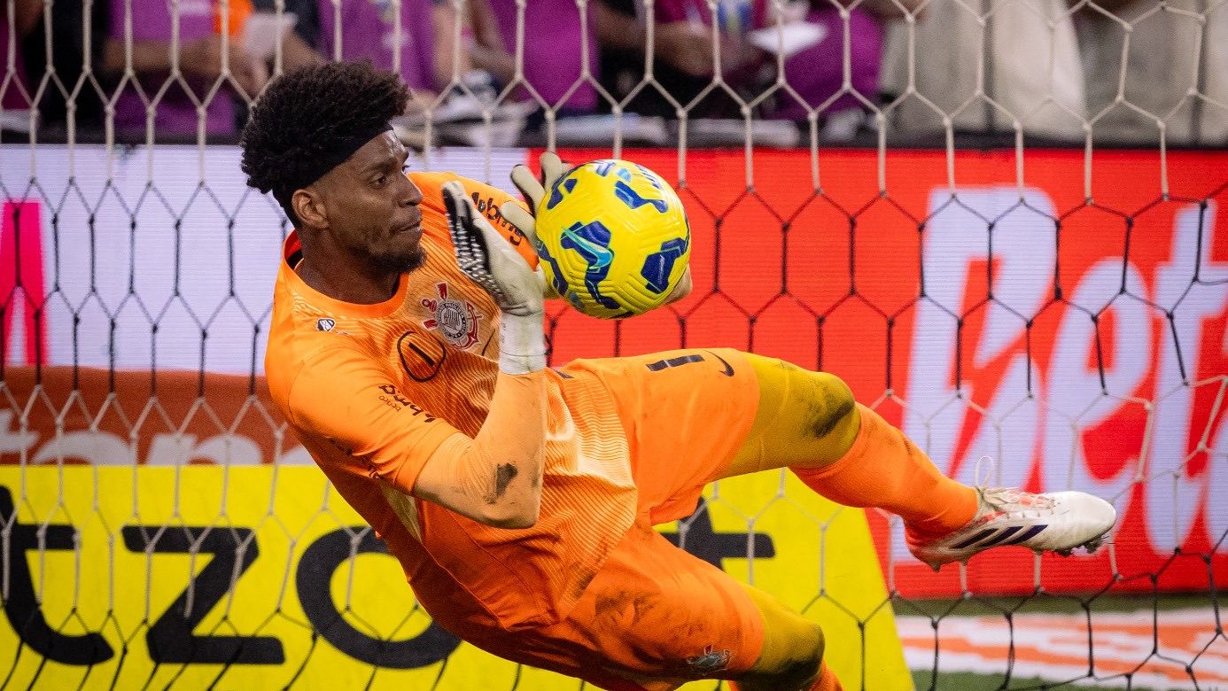 Hugo Souza chega ao décimo pênalti defendido e se aproxima de ídolos históricos do Corinthians