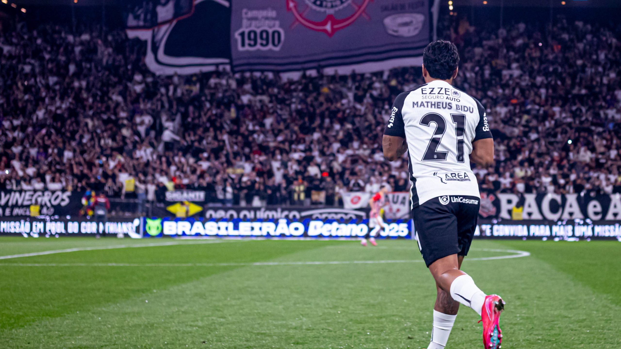 Bidu entra no top-10 de laterais com mais participações em gols pelo Corinthians no século