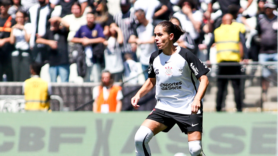 Mais dois anos: Corinthians anuncia renovação com zagueira símbolo do sucesso das Brabas