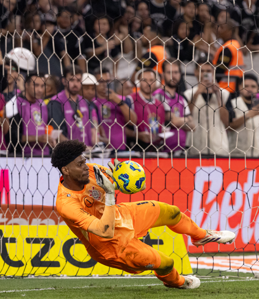 Goleiro do Corinthians projeta final da Copa do Brasil e revela bastidores de defesa na cobrança de Gabigol