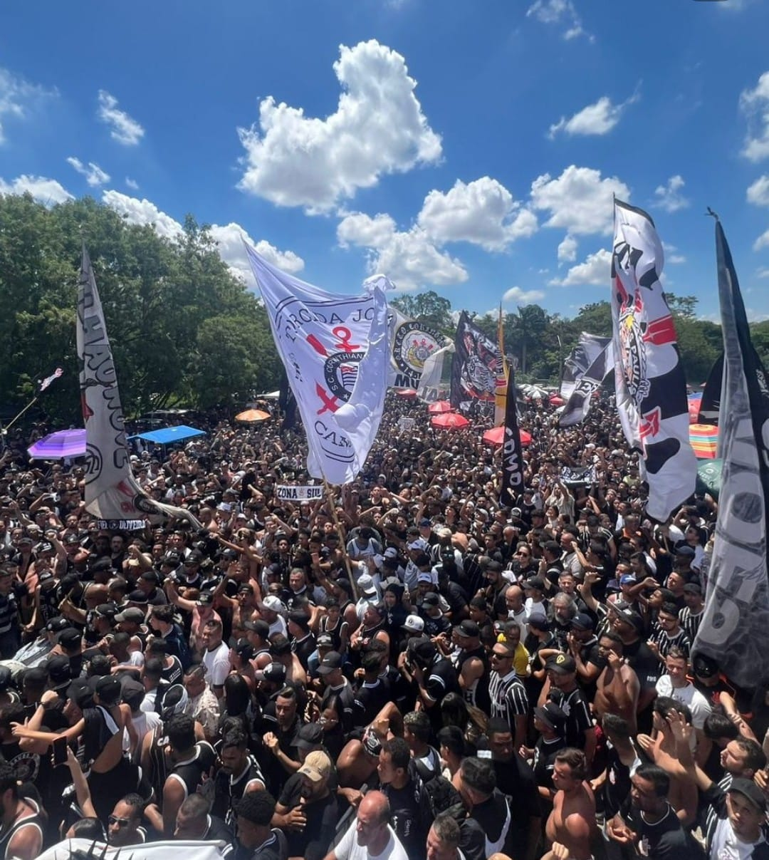 Torcida do Corinthians presta apoio ao elenco em frente ao CT Joaquim Grava antes de decisão da Copa do Brasil