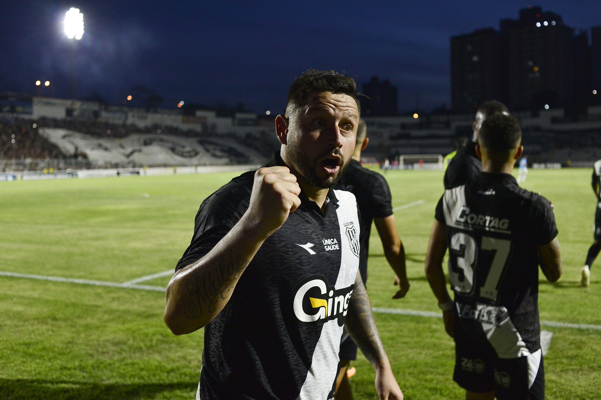 Como chega? Rival do Corinthians na estreia, Ponte Preta vive crise após título da Série C