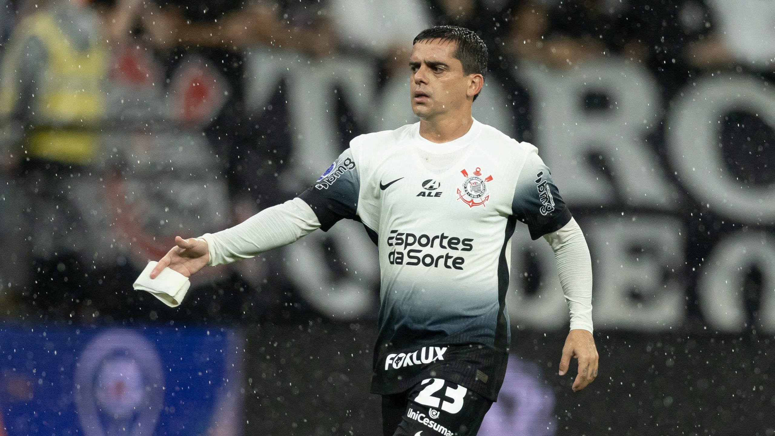 Corinthians faz acordo com Fagner para rescisão de contrato