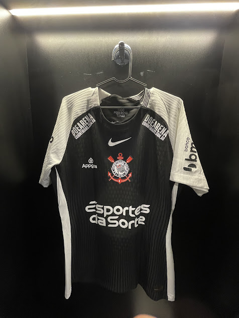 Corinthians avança em renovações e garante manutenção de dois patrocinadores no uniforme