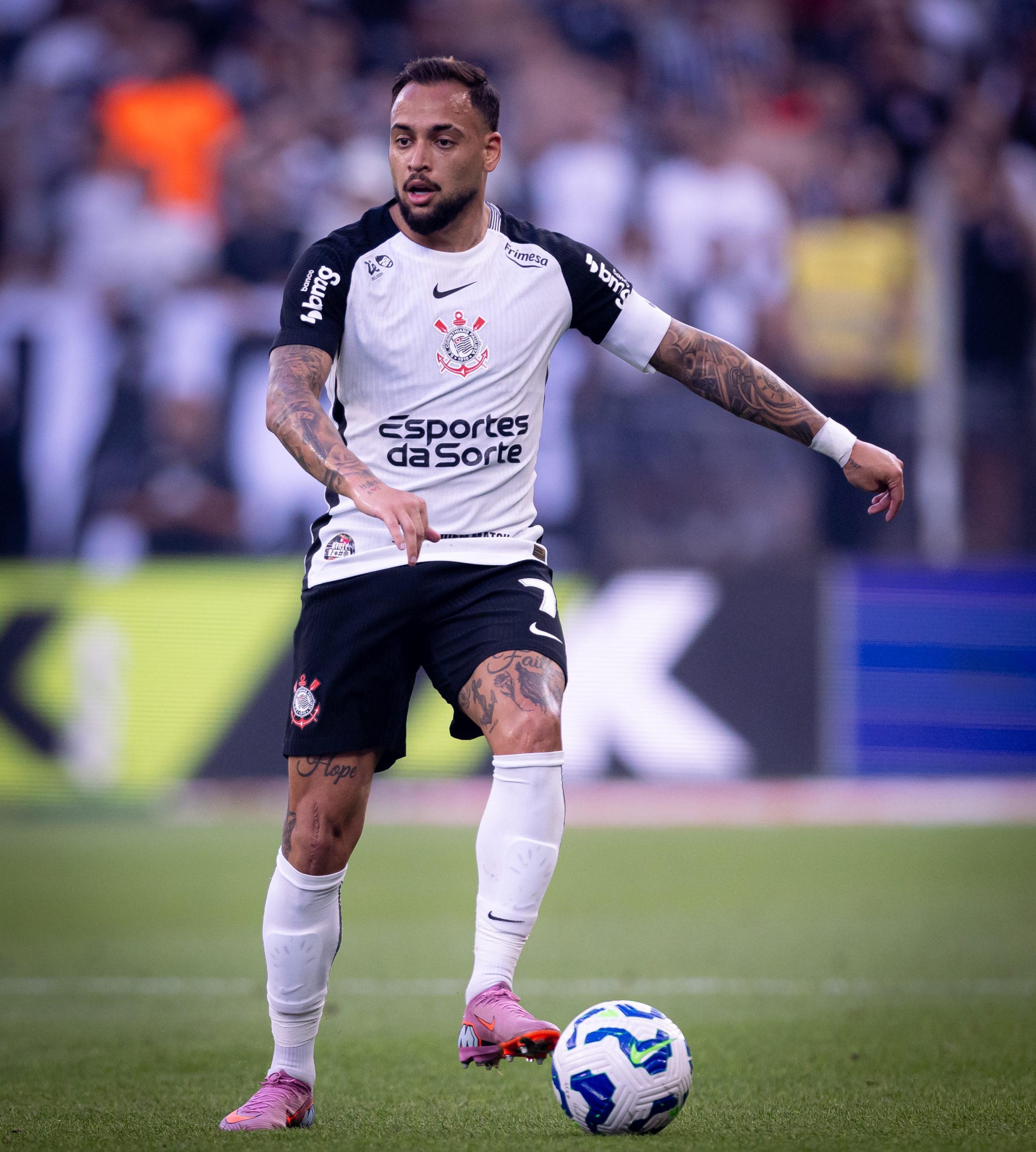 Corinthians volta a oferecer três anos de contrato por Maycon após ver Atlético-MG surgir como concorrente