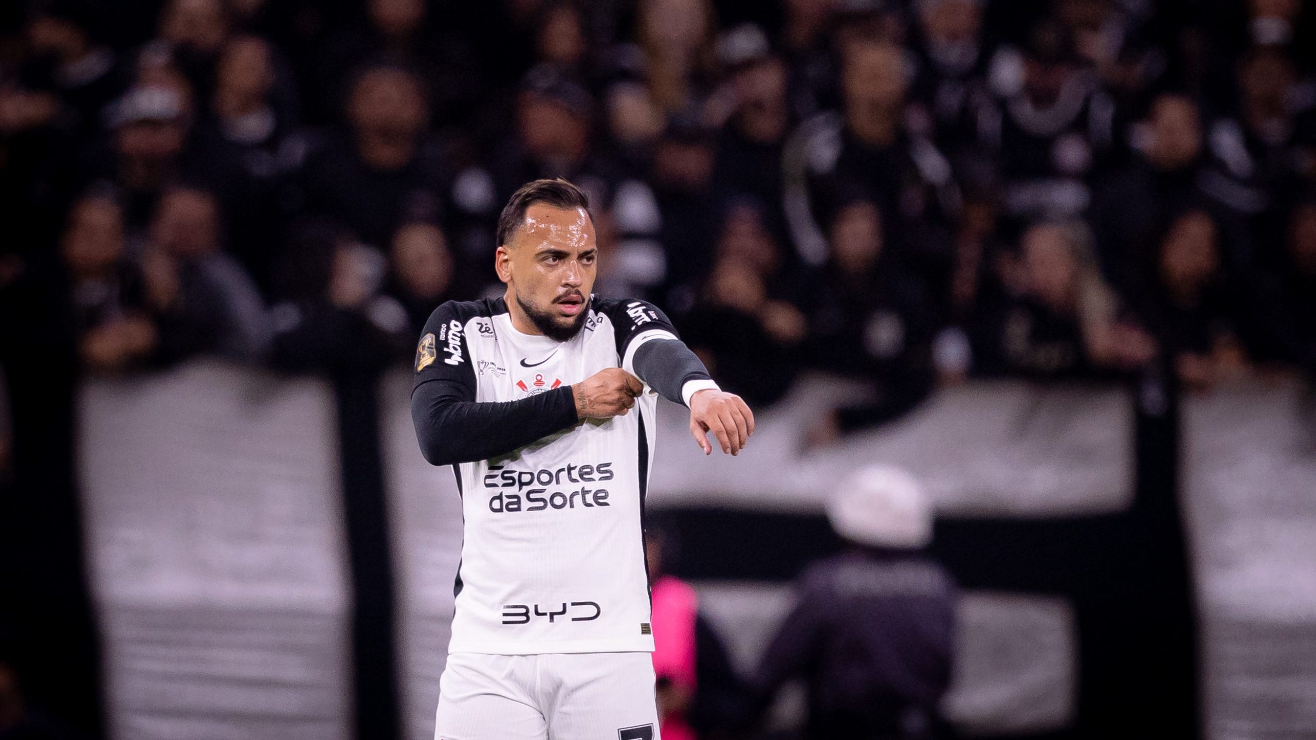 Corinthians aguarda decisão de Maycon e segue em negociações com Angileri