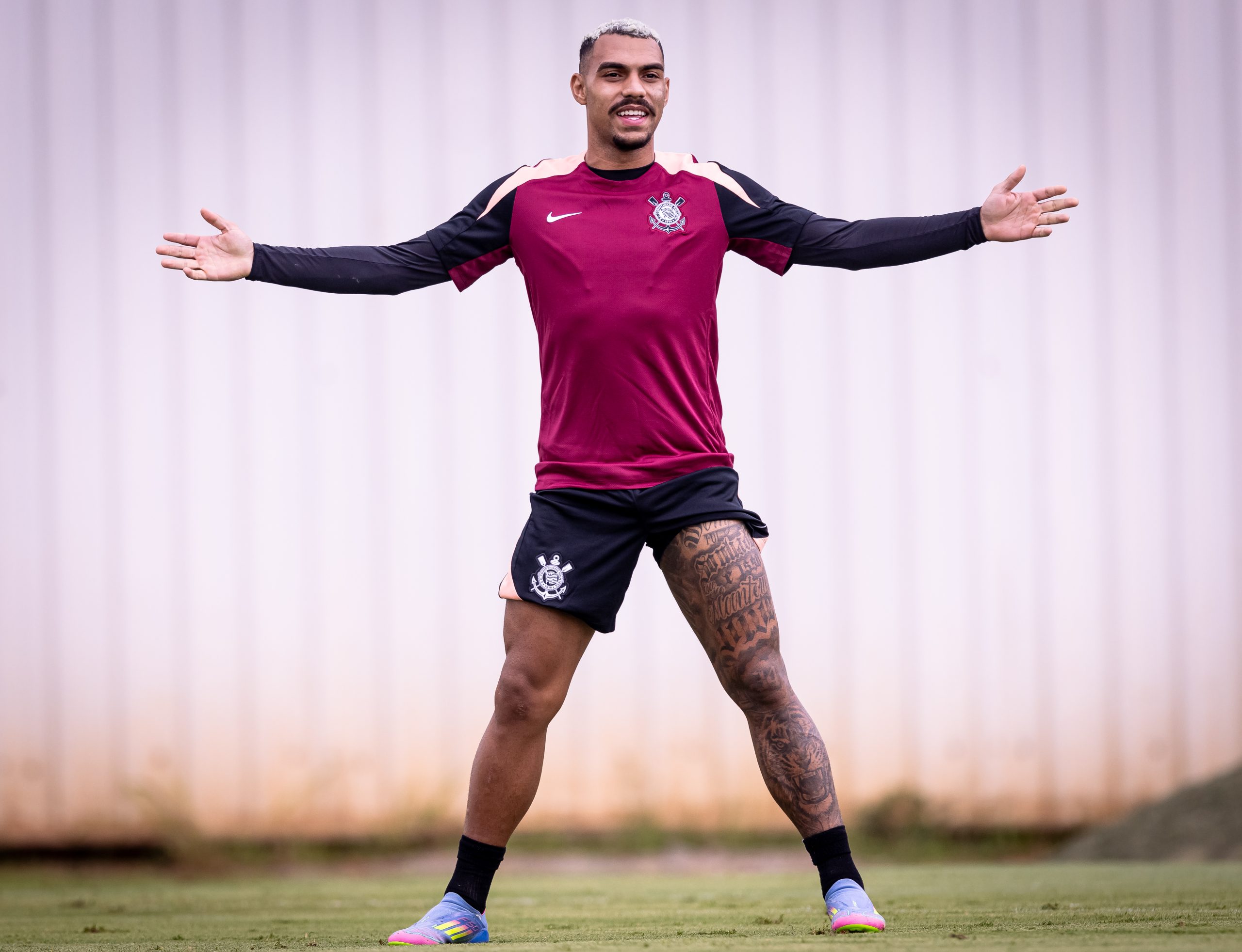 Trabalho fora de campo impulsiona temporada de destaque de Matheuzinho no Corinthians