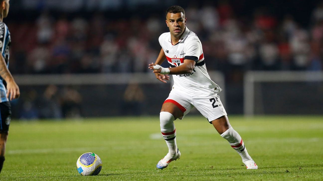 Corinthians realiza sondagem por meio-campista de rival e avalia possibilidade de troca