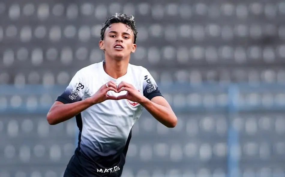 Destaque da base do Corinthians comenta experiência no profissional e cita suporte de Carrillo