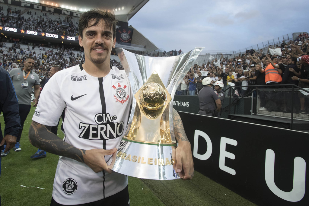 Nas redes sociais, Corinthians se despede de lateral-direito identificado com o clube